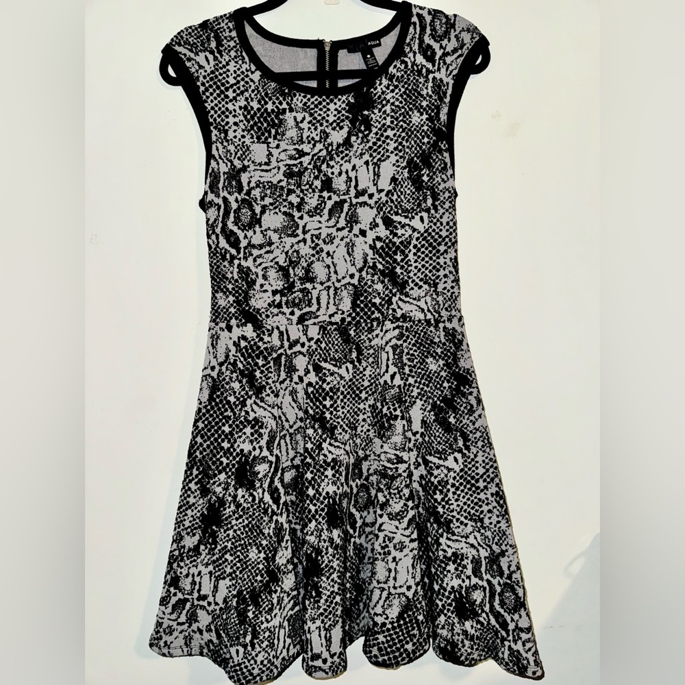 EUC Aqua Women’s Dress - Textured Gray & Black - Large L Flare Fitted Sleeveless